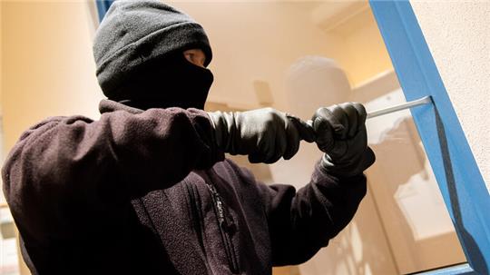 Der oder die Täter beschädigten in Freiburg mehrere Türen.