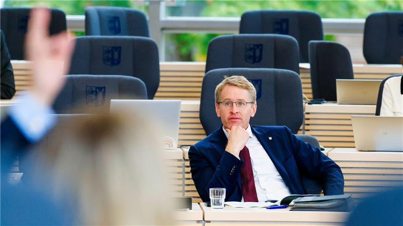 „Der öffentliche Dienst muss auf dem Boden der Verfassung stehen“, betonte Daniel Günther. (Archivbild)