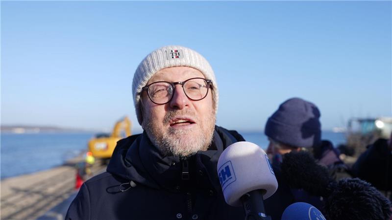 Der örtliche Bürgermeister Partheil-Böhnke unterstützt die Rettungsbemühungen.