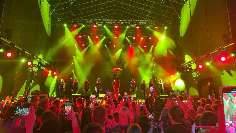 Massenküssen und ESC-Songs in der Kulturhauptstadt Der österreichische ESC-Star Conchita Wurst tritt bei einem „Kissing Tartu“-Konzert auf.