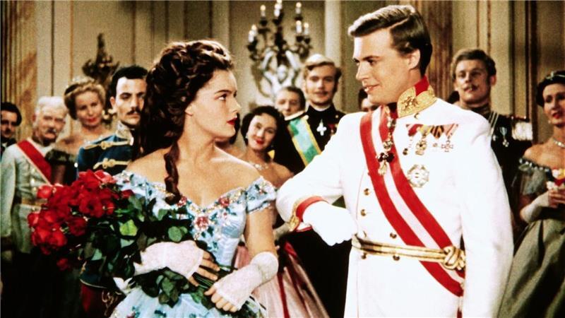 Der österreichische Kaiser Franz Joseph (Karlheinz Böhm) bittet Sissi (Romy Schneider) um ihre Hand - Szene aus dem Film „Sissi“. Der österreichische Film aus dem Jahr 1955 wird am heutigen Heiligabend und am ersten Weihnachtsfeiertag bei RTL ausgestrahlt.