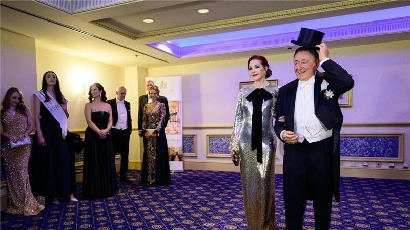 Verstorben: Die Toten des Jahres 2024 Der österreichische Unternehmer Richard „Mörtel“ Lugner zeigte sich beim Wiener Opernball gern mit prominenten Frauen an seiner Seite. Hier mit Priscilla Presley.