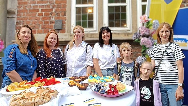 Wie war es in Stade? Die Lange Nacht im großen TAGEBLATT-Check Der offene Treffpunkt „Xenia“ für Geflüchtete in Stade mit einem Stand vor dem Rathaus.
