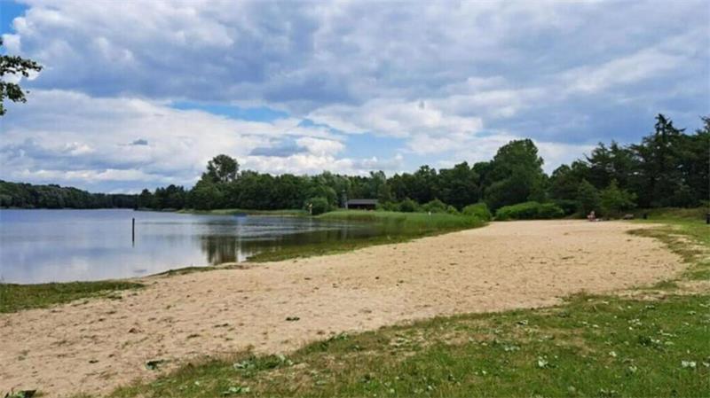 Der offizielle Badezugang zum Stoteler See. Rund um das Gewässer weisen Schilder darauf hin, dass das Betreten des Wassers außerhalb dieses Bereichs wegen Ertrinkungsgefahr verboten ist.