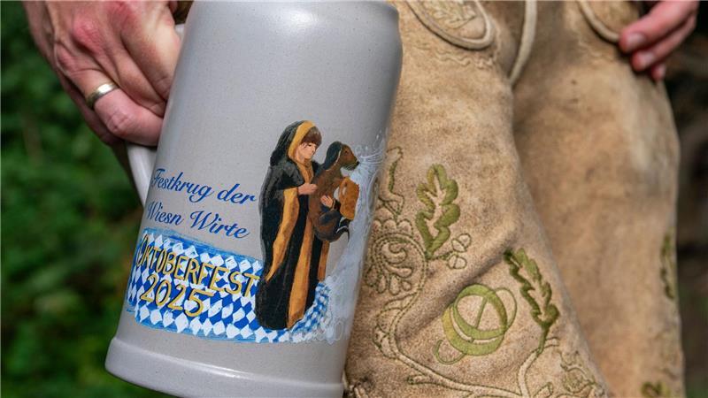 Bilder des Tages Der offizielle Bierkrug der Wiesn-Wirte für das Jahr 2025 wird in München präsentiert. Am 20. September heißt es dann wieder „Ozapft is“ zum Oktoberfest.