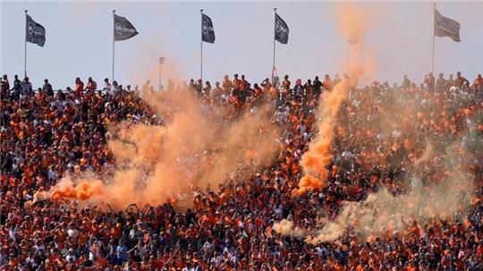 Der orange Rauch über den Fans von Max Verstappen dürfte der Vergangenheit angehören. Der Einsatz von Pyros ist seit vergangenem Oktober bei Fia-Veranstaltungen untersagt.