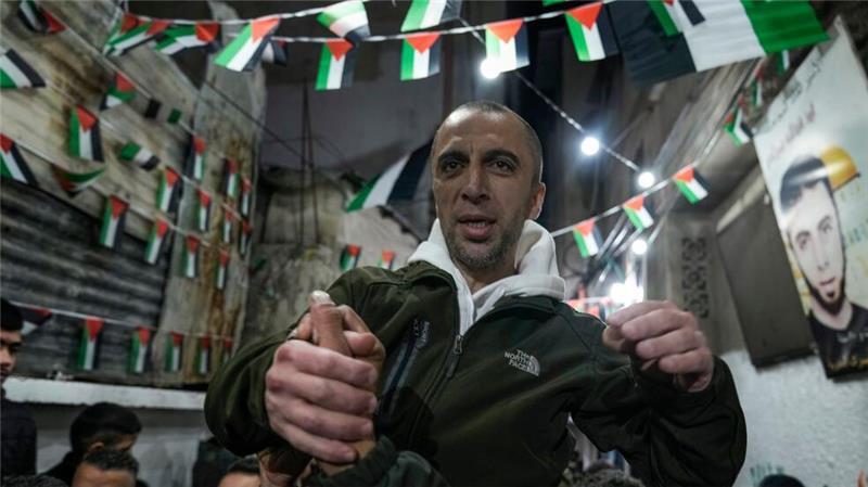 Der palästinensische Gefangene Fahd Sawalhi wird von einer Menschenmenge im Flüchtlingslager Balata im Westjordanland begrüßt, nachdem er aus einem israelischen Gefängnis entlassen wurde.