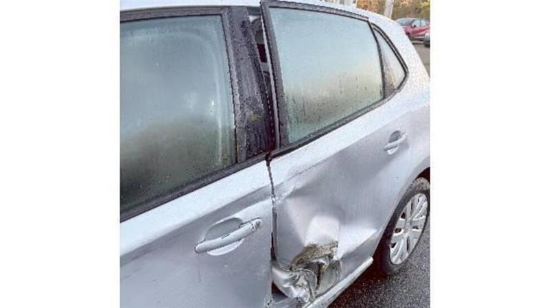 Flüchtende Fahrer und ein Wildunfall beschäftigen die Polizei Der parkende VW Polo wurde vermutlich durch einen LKW beschädigt.
