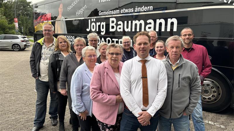 Stader Bürgermeister: Kai Koeser und Arne Kramer in der Stichwahl Der parteilose Bürgermeisterkandidat Jörg Baumann traf sich zunächst mit seinen Eltern und weiteren Unterstützern in seinem Imbiss, bevor es gemeinsam ins Stader Rathaus ging.