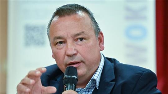 Der parteilose Kandidat Sven Herzberger gewinnt die Landratswahl im Kreis Dahme-Spreewald.