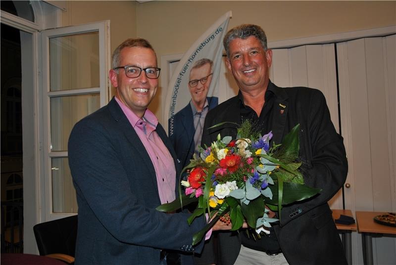 Verwaltungsvize wird Chef: Willenbockel ist Bürgermeister Der parteilose Verwaltungsfachmann Knut Willenbockel (links) wird neuer Bürgermeister der Samtgemeinde Horneburg: Mit einem Blumenstrauß gratulierte ihm der bisherige Rathaus-Chef Matthias Herwede zur Wahl. Foto: Lohmann
