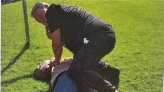 Der pensionierte Polizeibeamte Jörg Nisler fixierte den mutmaßlichen Einbrecher in seinem Garten. Foto: Privat