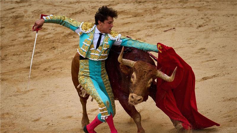 Bilder des Tages Der peruanische Stierkämpfer Andres Roca Rey tritt während eines Stierkampfes beim San-Fermin-Festival in Pamplona auf.