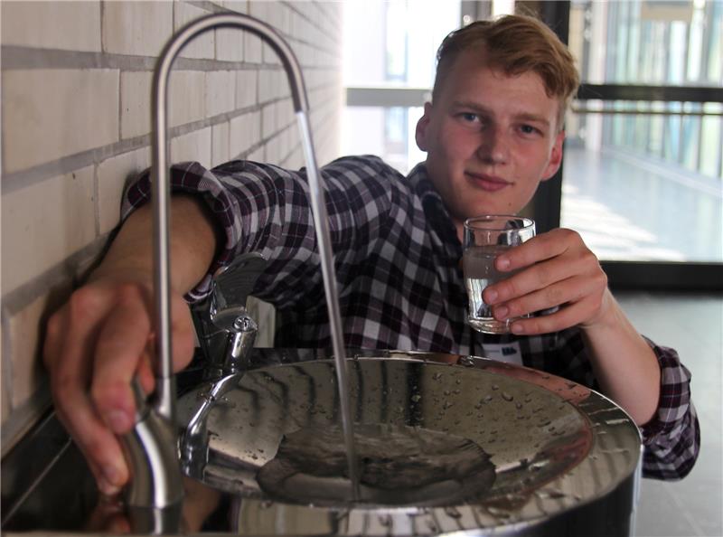 Der plastikflaschensparende Trinkwasserspender , den der Schüler Tim Flöther hier vorführt, ist eine der Errungenschaften der BBS Buxtehude, die aus der Beschäftigung der Schüler mit Klimaschutz entstanden sind. Dafür gab es Platz eins im K