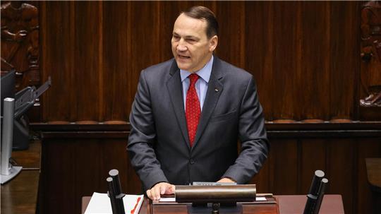 Ein Mitarbeiter arbeitet an einem Kampfpanzer vom Typ Leopard 2 im KNDS-Werk Unterstadt in Kassel.
