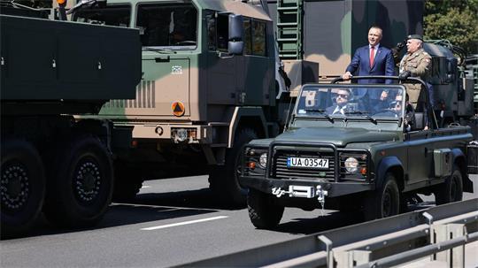 Der polnische Präsident Karol Nawrocki (l) und Generalstabschef General Wieslaw Kukula (r) nehmen an der Militärparade zum Tag der polnischen Streitkräfte teil. 