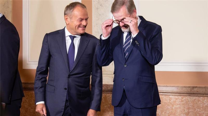 Polen plant vorübergehende Aussetzung des Asylrechts Der polnische Regierungschef Donald Tusk mit seinem tschechischen Kollegen Petr Fiala. (Archivbild)