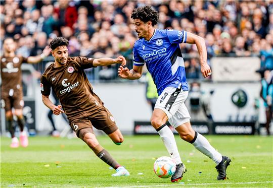 Der portugiesische Abwehrspieler Guilherme Ramos (25, rechts) wechselt ablösefrei von Arminia Bielefeld zum HSV. Foto: Axel Heimken/dpa