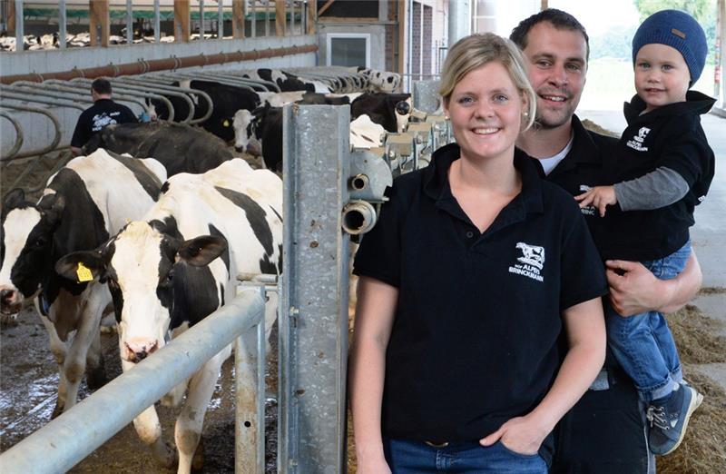 Der prüfende Blick im Stall: Anni Alpers, Christoph Bredehöft und Anton.
