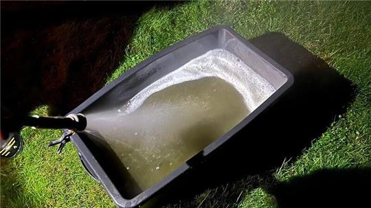 Der qualmende Akku musste in einen Mörteleimer mit Wasser zum Abkühlen gelegt werden.