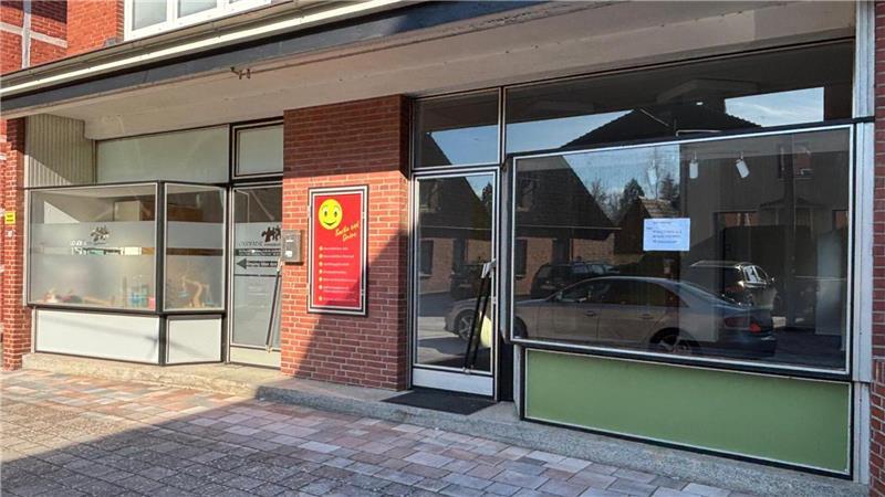 Der rechte Laden in der Hausnummer 15 steht seit längerem leer. Früher war dort die Fahrschule Urban untergebracht.