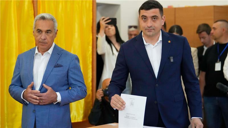 Präsidentenwahl in Rumänien: Rechtspopulist mit Abstand vorn Der rechte Präsidentschaftskandidat George Simion (r) hat die absolute Mehrheit verpasst und muss am 18. Mai in eine Stichwahl.