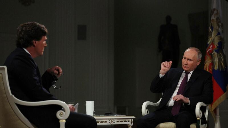 Krieg gegen die Ukraine: So ist die Lage Der rechte US-Talkmaster Tucker Carlson (l) führte ein Interview mit Russlands Präsidenten Wladimir Putin.