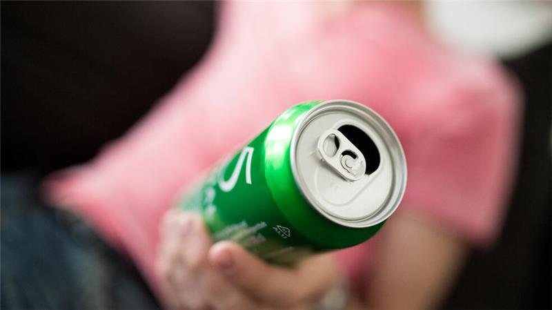 Der regelmäßige Griff zum Bier? Wer an einer Alkoholabhängigkeit leidet, benötigt in der Regel Hilfe. 