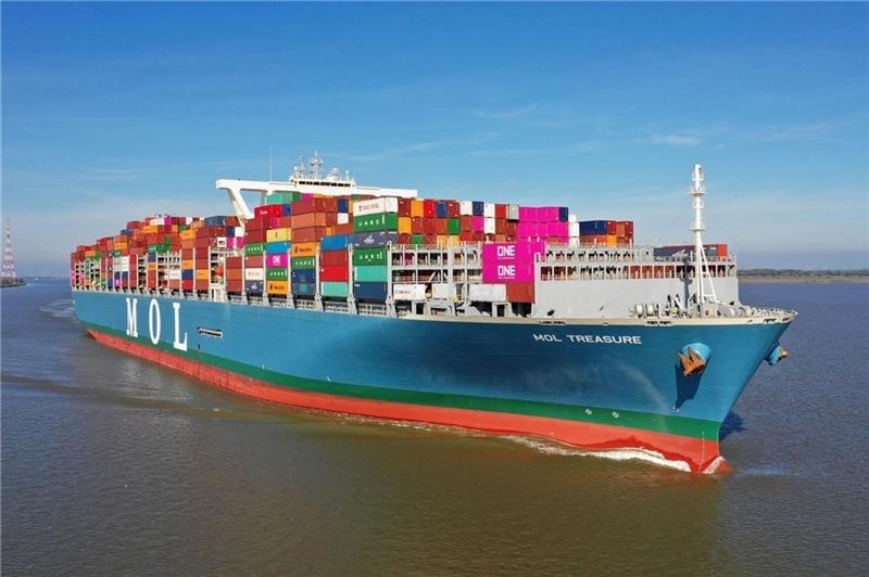 Der relativ neue Megaliner „MOL Treasure“ ist bereits auf den Betrieb mit LNG als Treibstoff vorbereitet. Foto: Hasenpusch