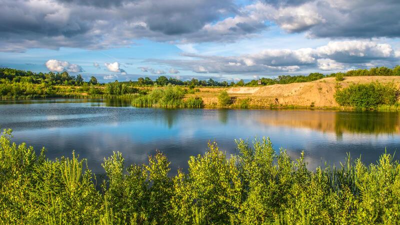 Sandabbau zwischen Düdenbüttel und Grefenmoor: Firma stellt Pläne vor Der renaturierte Bereich des Baggersees in Schwingerbaum an der B74. So soll beim Abbau auch mit der Fläche in Düdenbüttel verfahren werden.