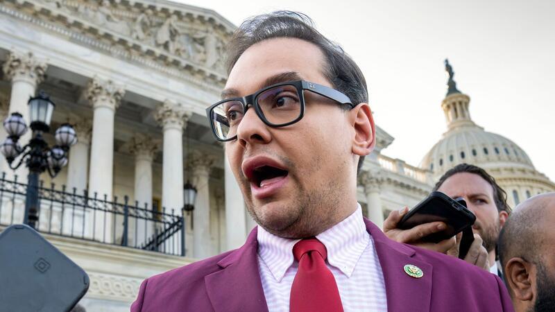 Schwindler muss gehen: Repräsentantenhaus wirft Santos raus Der republikanische Abgeordnete George Santos spricht zu Reportern vor dem Kapitol.