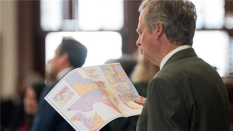 Texas und der Streit um Wahlkreise: Das steckt dahinter Der republikanische Abgeordnete Mike Olcott betrachtet die neu gezeichnete Wahlkreiskarte. (Archivbild)