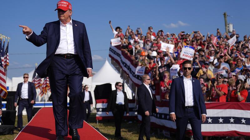 Der republikanische Präsidentschaftsbewerber und ehemalige US-Präsident Donald Trump (l) kommt zu einer Wahlkampfveranstaltung.