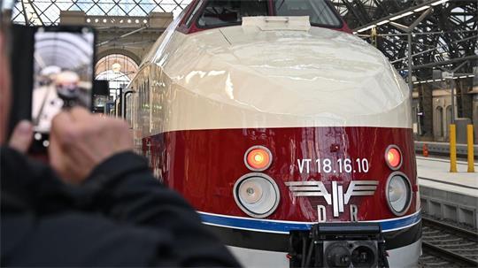 Der restaurierte SVT Görlitz startet vom Bahnhof Dresden. 