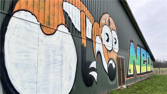 Der riesige Fuchs mit dem auffälligen Schriftzug ist in Waffensen auf einem Maststall aufgesprüht worden.