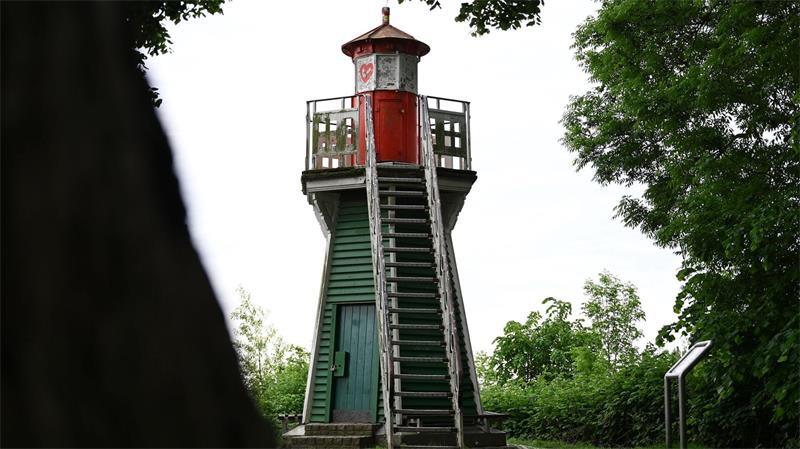 Der rot-grüne Holzturm leitete einst die Schiffe auf den sicheren Weg in den Hamburger Hafen.