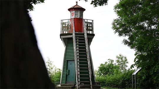 Der rot-grüne Holzturm leitete einst die Schiffe auf den sicheren Weg in den Hamburger Hafen.