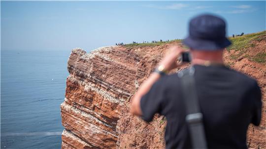 Der rote Felsen. Der Klippenrundweg ist ein Höhepunkt des Inselbesuchs.Foto: Arnd Hartmann