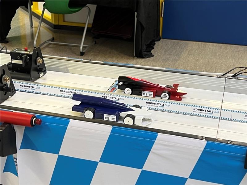 Geester Mini-Rennwagen aus 3-D-Drucker sind preisgekrönt Der rote Flitzer war technisch meisterlich, aber ein paar Punkte ließ das Team bei Reaktionszeit und Präsentation liegen.
