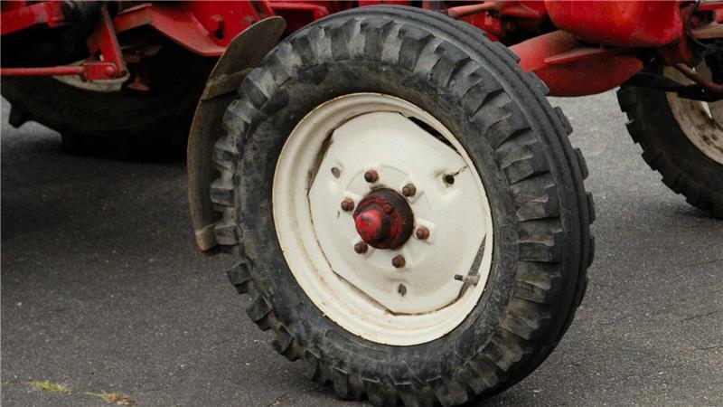 Der rote Traktor war gegenüber einer Hofeinfahrt abgestellt. (Symbolbild)