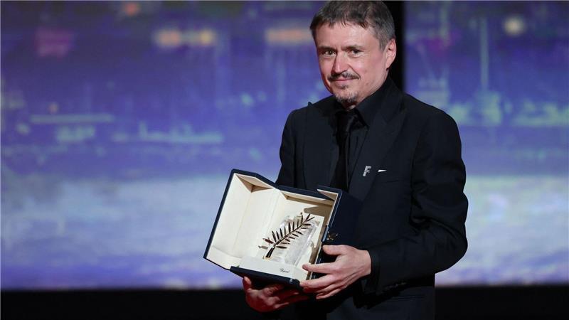Der rumänische Regisseur, Drehbuchautor und Produzent Cristian Mungiu feiert auf der Bühne nach dem Gewinn der Goldenen Palme für seinen Film „Fjord“ bei der Abschlusszeremonie der 79. Ausgabe der Filmfestspiele von Cannes.