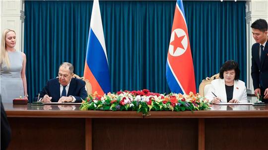 Der russische Außenminister Sergej Lawrow besucht die nordkoreanische Küstenstadt Wonsan, wo er unter anderem Gespräche mit seiner Amtskollegin Choe Son Hui geführt hat.