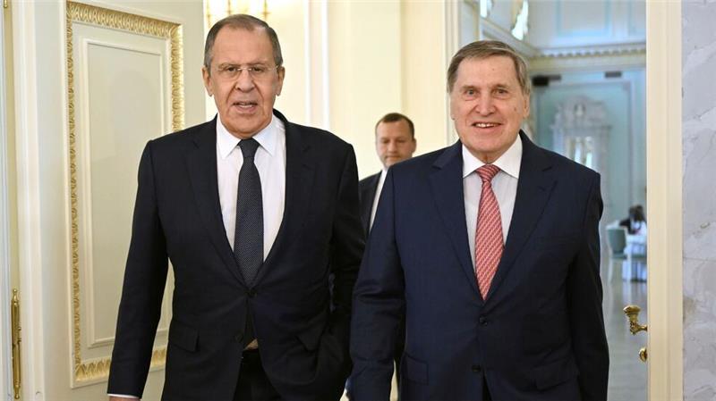 Der russische Außenminister Sergej Lawrow (l.) und der außenpolitische Berater des russischen Präsidenten Juri Uschakow sind für Gespräche mit US-Außenminister Marco Rubio nach Saudi-Arabien gereist. (Archivbild)