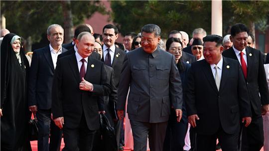 Der russische Präsident Wladimir Putin, der chinesische Präsident Xi Jinping und der nordkoreanische Machthaber Kim Jong Un kommen zu einer Militärparade anlässlich des 80. Jahrestages der Kapitulation Japans im Zweiten Weltkrieg.