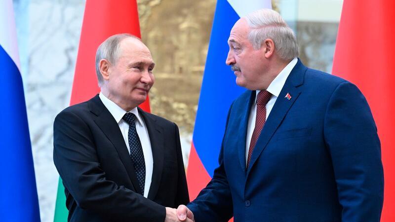 Sanktionen gegen Russlands Partner Belarus Der russische Präsident Wladimir Putin (l) und der belarussische Präsident Alexander Lukaschenko arbeiten trotz des Kriegs in der Ukraine weiter zusammen.
