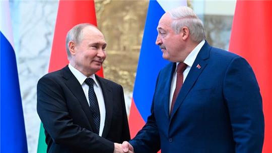 Der russische Präsident Wladimir Putin (l) und der belarussische Präsident Alexander Lukaschenko arbeiten trotz des Kriegs in der Ukraine weiter zusammen.