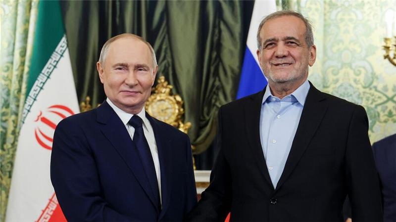 Der russische Präsident Wladimir Putin (l.) und der iranische Präsident Massud Peseschkian besiegeln eine strategische Partnerschaft.