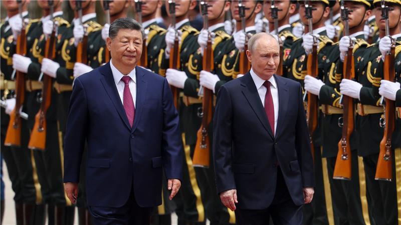 Der russische Präsident Wladimir Putin (r) und der chinesische Präsident Xi Jinping inspizieren eine Ehrengarde während einer Begrüßungszeremonie an der Großen Halle des Volkes in Peking.