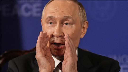 Der russische Präsident Wladimir Putin spricht während seines Treffens mit US-Präsident Trump auf der Joint Base Elmendorf-Richardson, Alaska.