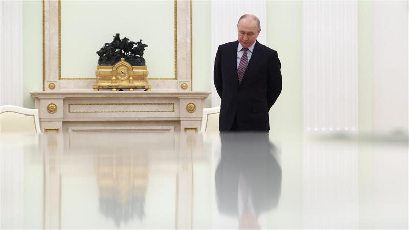 Der russische Präsident Wladimir Putin wartet auf ein Treffen mit dem usbekischen Präsidenten Mirsijojew.